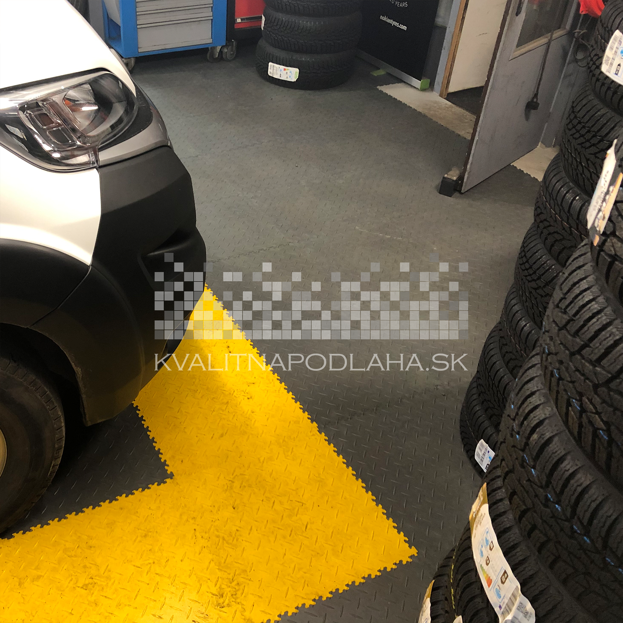 Kvalitná a odolná záťažová PVC podlaha Fortelock do auto a pneu servisu