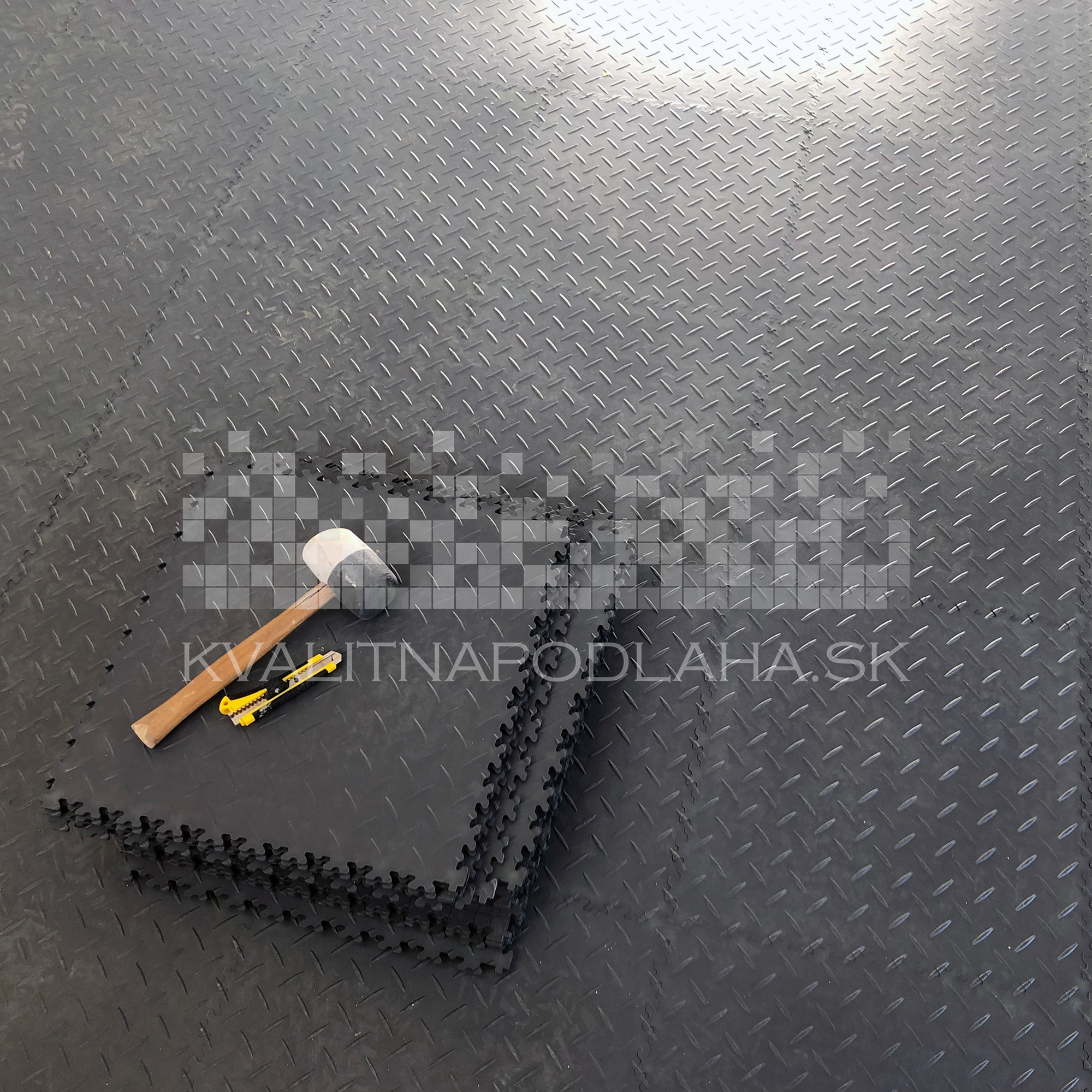 Kvalitná a odolná záťažová PVC podlaha Fortelock ECO do dielne