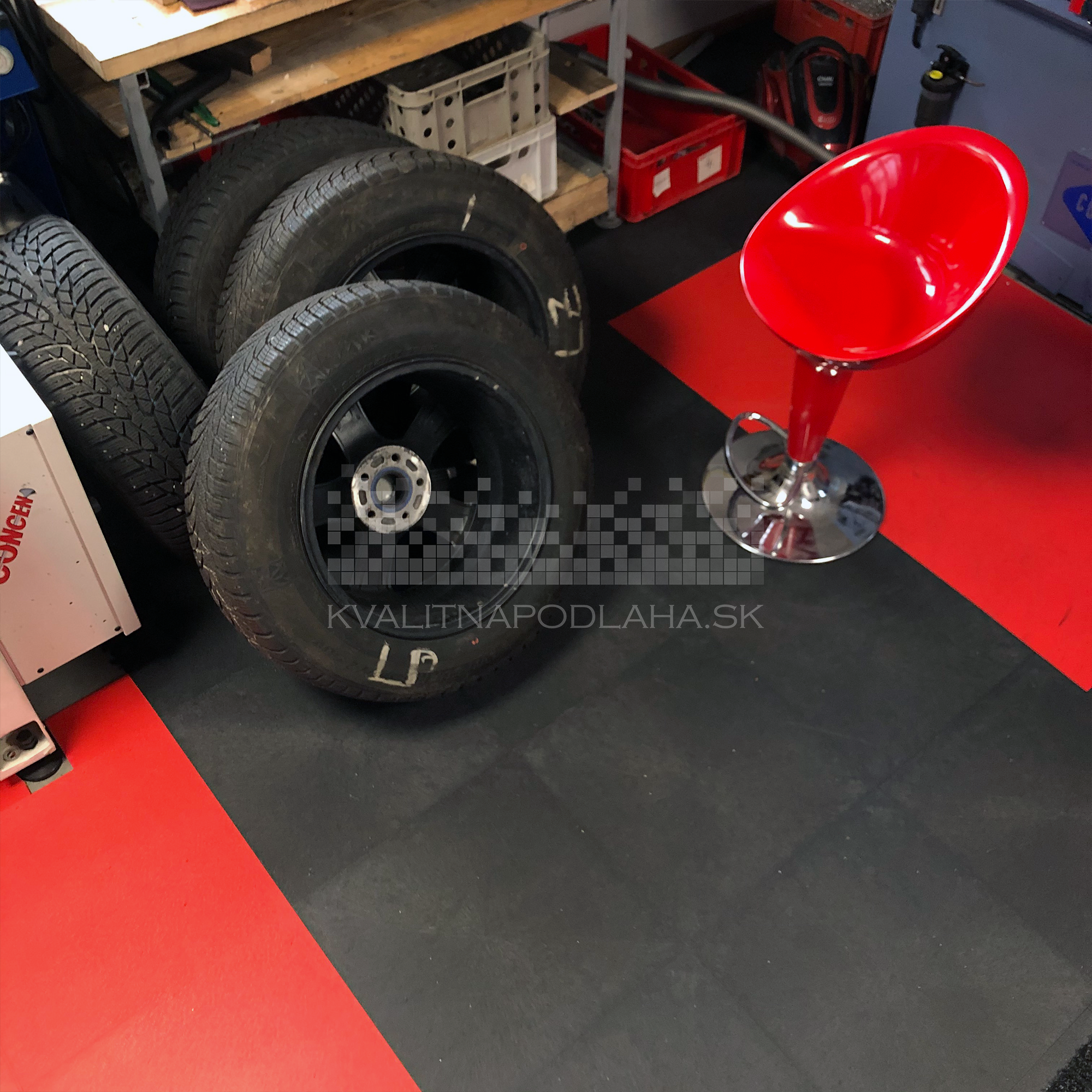 Odolná záťažová PVC podlaha Fortelock Invisible so skrytými zámkami v auto dielni.