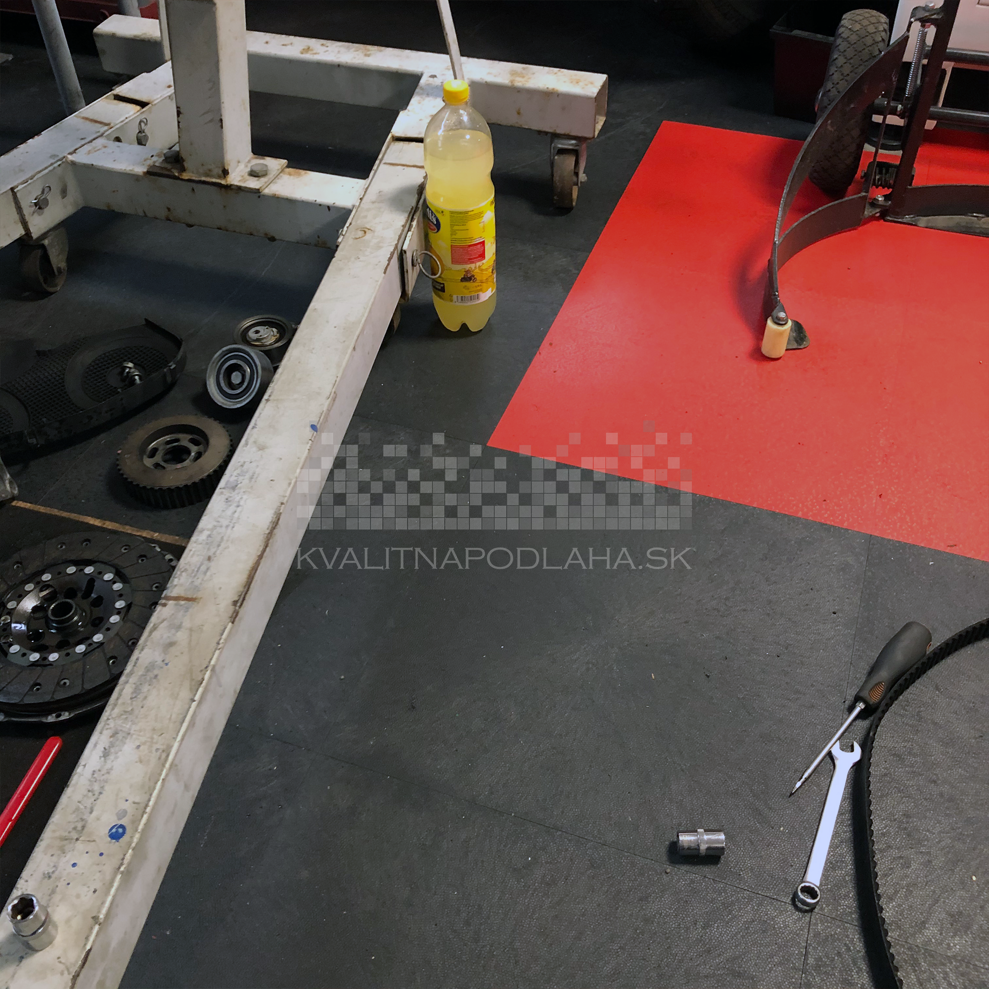 Odolná záťažová PVC podlaha Fortelock Invisible so skrytými zámkami v auto dielni.