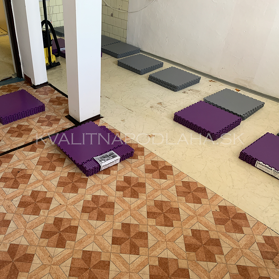 Kvalitná a odolná záťažová PVC podlaha Fortelock do šatne